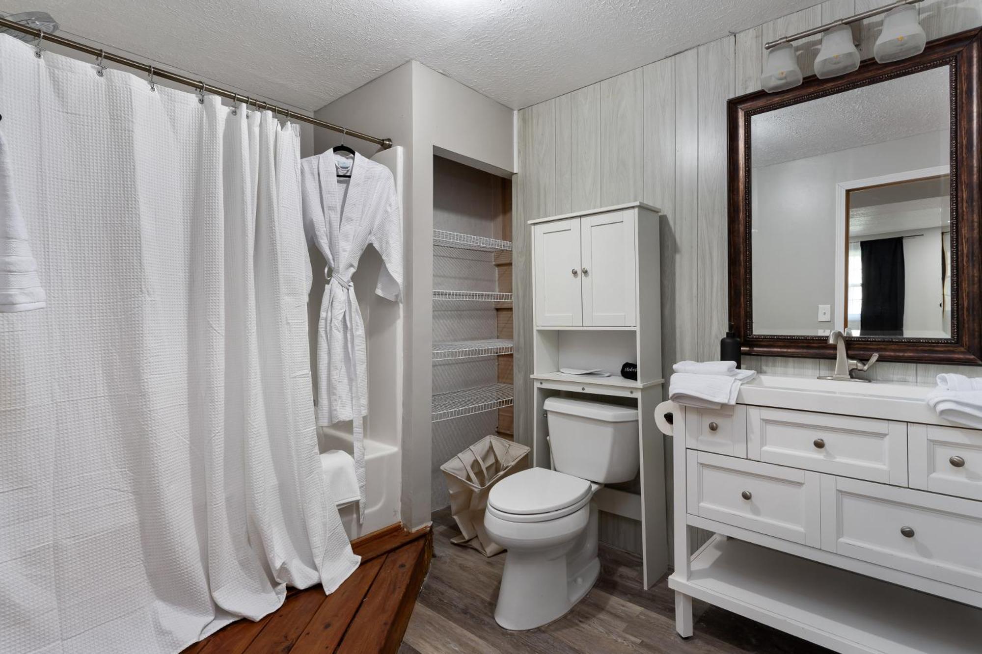 Spacious Cabin Near Hocking Hills And Caves With Hot Tub And Firepit Laurelville 外观 照片
