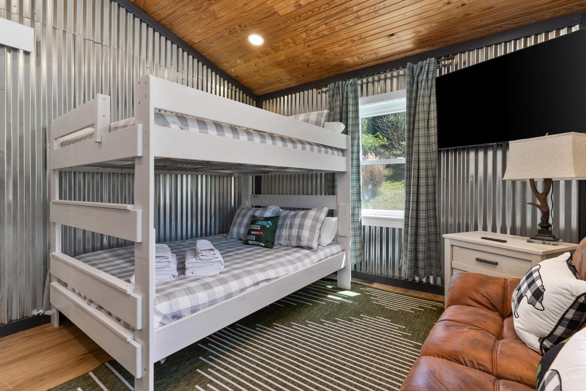 Spacious Cabin Near Hocking Hills And Caves With Hot Tub And Firepit Laurelville 外观 照片